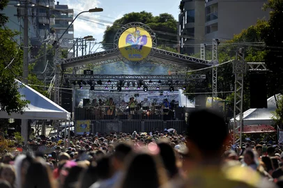 CAXIAS DO SUL, RS, BRASIL, 23/02/2020Bloco da Velha encheu a rua em frente a antiga MAESA na tarde deste domingo de carnaval.(Lucas Amorelli/Agência RBS)<!-- NICAID(14429243) -->