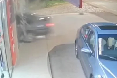 Motorista perde o controle do veículo e invade sala comercial em Tenente Portela; assista ao vídeo<!-- NICAID(16088502) -->