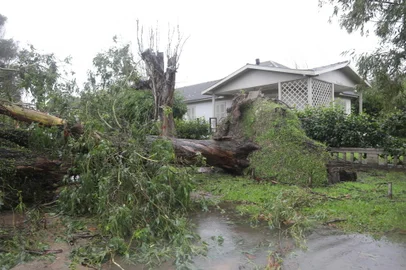 13/07/2023 - RIO GRANDE, RS - Fortes temporais, causados pela formação de um ciclone extratropical no Estado, deixam cidades com diversos transtornos. Em Rio Grande, na Região Sul, por exemplo, destelhamento de casas, quedas de árvores e postes de luz, e até uma morte foram registradas durante a passagem do fenômeno climático. FOTO: Charles Guerra, Especial<!-- NICAID(15482099) -->