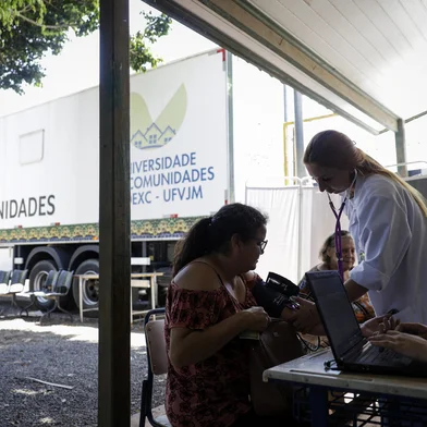 Porto Alegre, RS, Brasil, 14-11-2024: Cenilda Amaral Machado, 54 anos, durante atendimento na triagem. UBS da Ilha Grande dos Marinheiros foi demolida após ser comprometida pela enchente de maio. Os atendimentos de saúde da população ocorrem em uma carreta no pátio da Escola de Ensino Fundamental Alvarenga Peixoto. Foto: Mateus Bruxel / Agência RBSIndexador: MATEUS BRUXEL<!-- NICAID(15913866) -->
