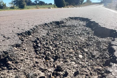 Luiz Calderan / Agencia RBS Buracos, desníveis e remendos transformam viagem em desafio nas rodovias do norte do RS<!-- NICAID(16327420) -->