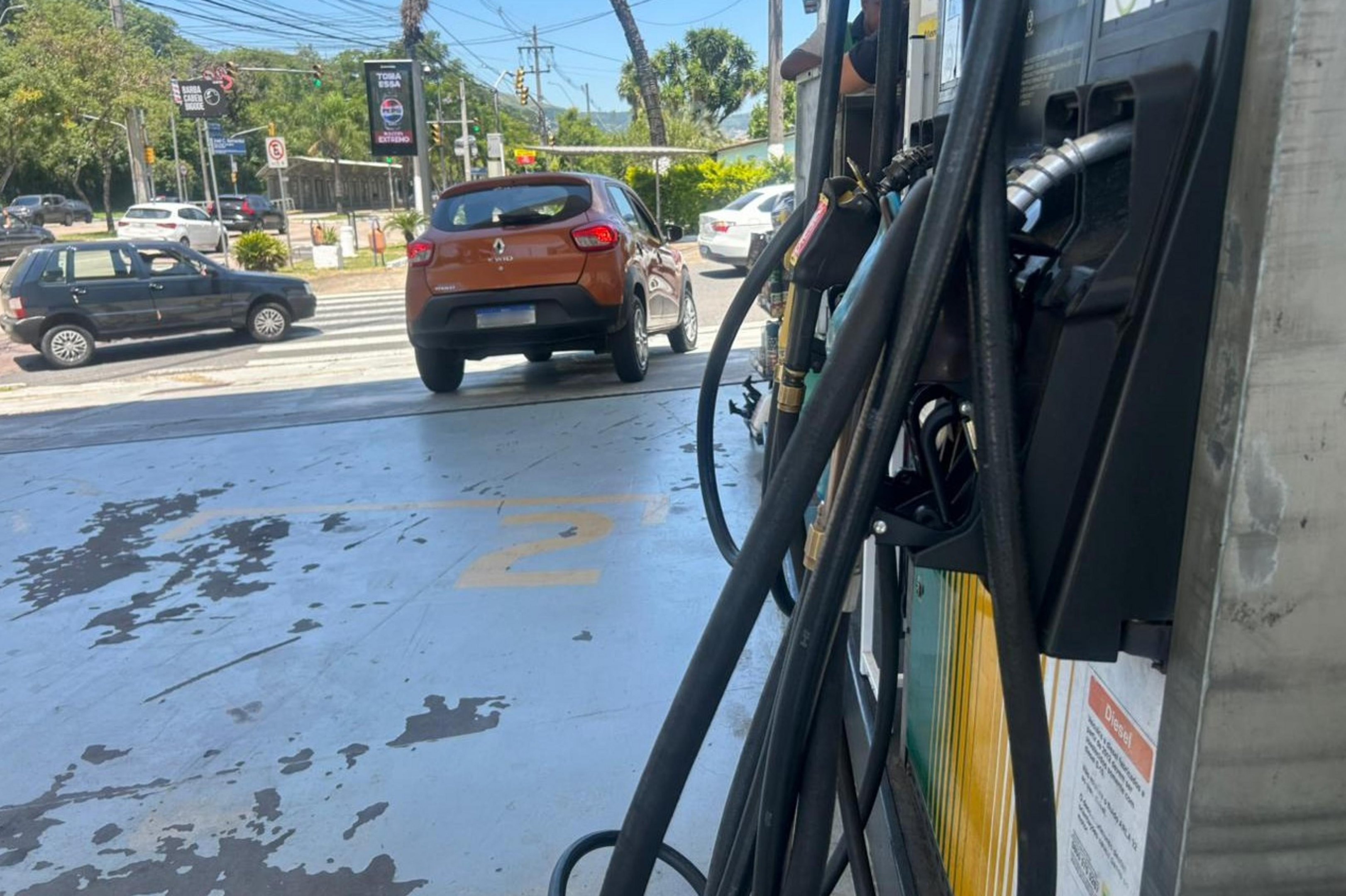 Redu&ccedil;&atilde;o do pre&ccedil;o da gasolina ainda n&atilde;o chegou &agrave;s bombas em Porto Alegre