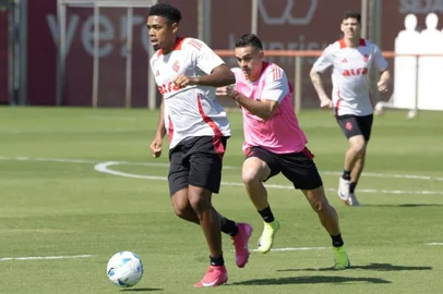 Zagueiro Victor Gabriel voltou de lesão e deve reassumir titularidade no Inter contra o Nacional, pela Libertadores