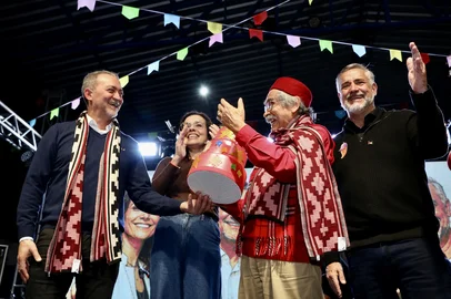 Olívio Dutra (85) e Edegar PRetto (55) comemoraram juntos seus aniversários em temática junina reunindo 2 mil amigos e militantes da esquerda e petistas. <!-- NICAID(16315721) -->
