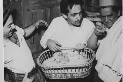 Milton Mattos, Paulo José e Mario de Almeida, então na companhia Teatro de Equipe,  encenado a peça "A Farsa da Esposa Perfeita", .#PÁGINA:12#EDIÇÃO:2FD Fonte: Divulgação Fotógrafo: 10¼ Poa em Cena<!-- NICAID(1430102) -->