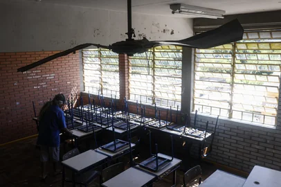 Porto Alegre, RS, Brasil, 10-02-2025: Escola Estadual de Ensino Fundamental Professor Sylvio Torres, no bairro Agronomia, tem ventiladores que não funcionam em diversas salas de aula. Voluntários ajudavam na limpeza dos espaços. Instituição não recebeu estudantes, conforme liminar da Justiça que adiou em uma semana o início das aulas nas escolas do Estado. Foto: Mateus Bruxel / Agência RBSIndexador: MATEUS BRUXEL<!-- NICAID(15973003) -->
