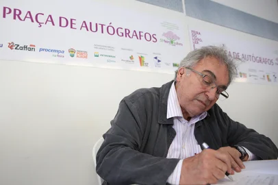 Na foto Ruy Carlos Ostermann PORTO ALEGRE, RS, BRASIL - 12-11-2013 - 59ª Feira do Livro na Praça da Alfândega.(Foto:RICARDO DUARTE /AGÊNCIA RBS)<!-- NICAID(9957525) -->