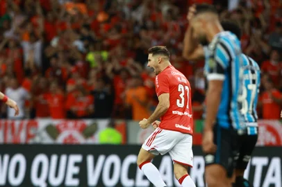 25/02/2024 - GRE-NAL 441: Comemoração de Alario, após gol que deu ao Inter a vitória sobre o Grêmio na disputa deste domingo (25). FOTO: JEFFERSON BOTEGA, AGÊNCIA RBS<!-- NICAID(15689416) -->