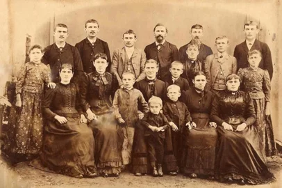 A fotografia da família de Felipe Berlitz e Maria Helena Kieling, no ano de 1885, em Dois Irmãos, registra como eram numerosas as famílias nas gerações passadas. O casal teve 14 filhos. Nesta foto estão seus filhos e as noras, esposas dos mais velhos da prole. Arquivo Felipe Kuhn Braun.<!-- NICAID(15787189) -->