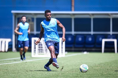RS - FUTEBOL/ TREINO GREMIO 2024 - ESPORTES - Jogadores do Gremio realizam treino tÃ©cnico durante a manha deste domingo, no CT Luiz Carvalho, na preparaÃ§Ã£o para a partida valida pelo Campeonato Brasileiro 2024. FOTO: LUCAS UEBEL/GREMIO FBPA. Na foto, Jemerson<!-- NICAID(15920784) -->