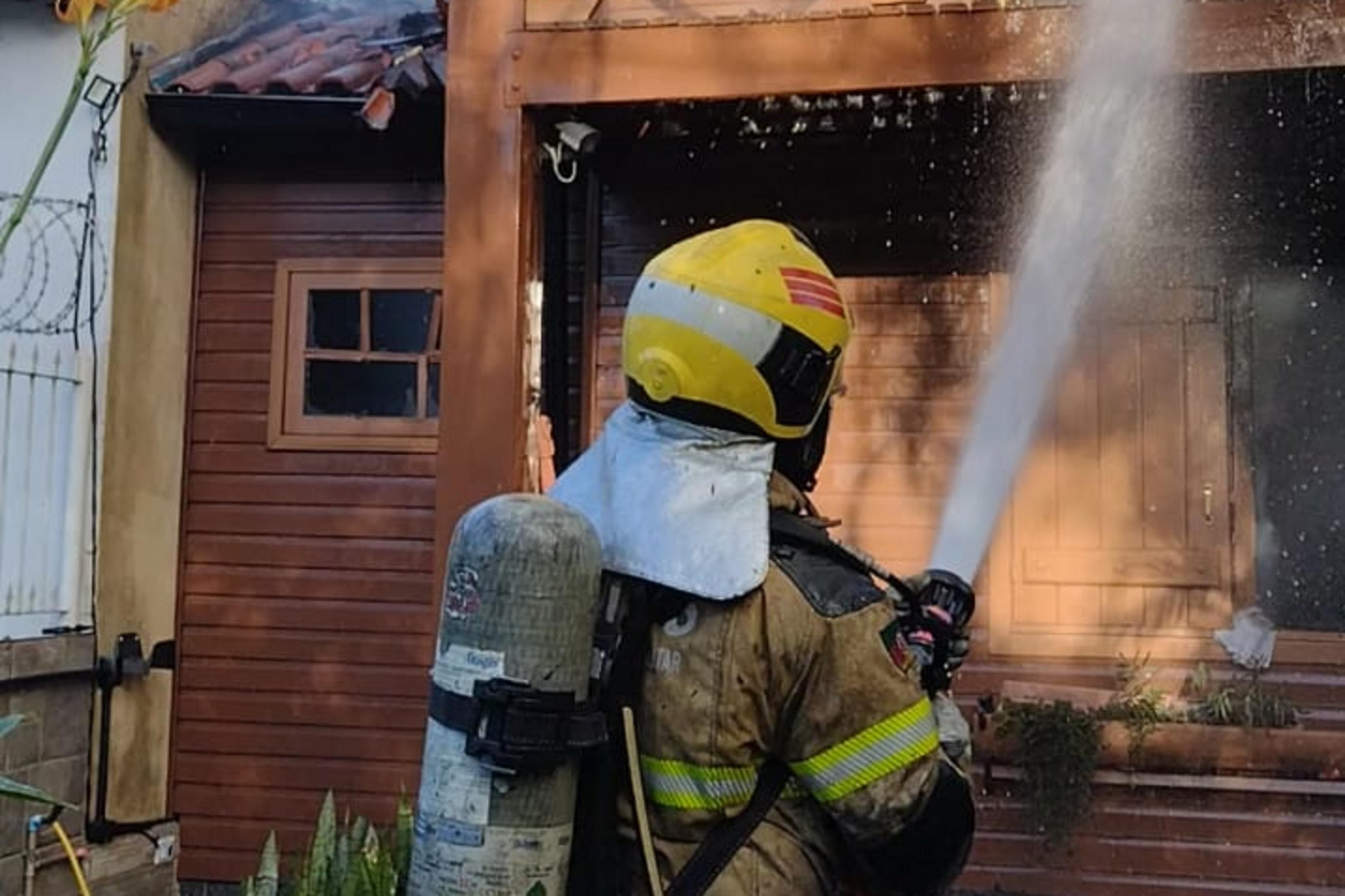 Inc&ecirc;ndio atinge chal&eacute; no bairro Jardim Am&eacute;rica, em Pelotas