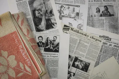 PORTO ALEGRE, RS, BRASIL, 07-07-2025: Detalhe do nome Ruben Malikovski bordado em uma toalha no acervo do Movimento de Justiça e Direitos Humanos, no Centro de Porto Alegre. Malikovski foi um brasileiro integrante do movimento Tupamaros, no Uruguai, e que acabou preso e torturado naquele país. A toalha ajudou a identificar o paradeiro dele na época, desconhecido da família até então, e o MJDH passou a atuar pela sua libertação na década de 1980. Foto: Mateus Bruxel/Agência RBSIndexador: MATEUS BRUXEL<!-- NICAID(16075071) -->