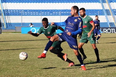 Esportivo e Brasil-Fa pela Divisão de Acesso, na Montanha dos Vinhedos<!-- NICAID(15122093) -->