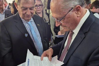 Presidente da Fiergs, Claudio Bier, entrega carta para o vice-presidente da República Geraldo Alckmin<!-- NICAID(16089635) -->