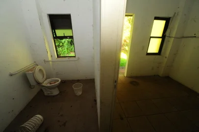 CAXIAS DO SUL, RS, BRASIL, 09/02/2022. Pórtico da entrada do distrido de Santa Lúcia do Piaí, interior de Caxias do Sul. Moradores reclamam do abandono da estrutura. O banheiro já foi depredado, o mato está tomando conta. (Porthus Junior/Agência RBS)<!-- NICAID(15011435) -->