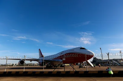 PORTO ALEGRE, RS, BRASIL, 20.04.2025: Quase um ano e meio depois, o aeroporo Salgado Filho volta a receber um avião de carga de grande porte dentro do seu complexo. O Boeing 747, conhecido como "rainha do céus" e uma das maiores aeronaves de carga do mundo pousou no terminal de Porto Alegre na tarde de domingo do dia 20 de abril. Foto: Camila Hermes/Agencia RBS<!-- NICAID(16020715) -->