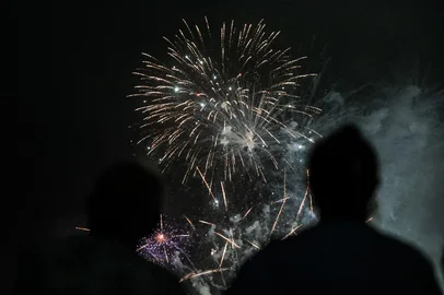 TORRES, RS, BRASIL, 01-01-2026: A tradicional queima de fogos de artifício da programação de reveillon de Torres, no litoral norte do Rio Grande do Sul. O show pirotécnico teve duração de 15 minutos e encantou os milhares de veranistas que comemoravam a virada de ano na beira-mar. Foto: Renan Mattos / Agência RBS<!-- NICAID(16196338) -->