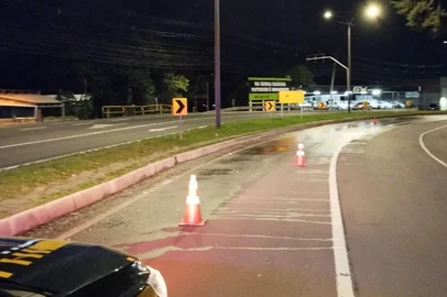 Em Caxias do Sul, na BR 116 km 143, foi bloqueada uma faixa de rolamento em virtude de gelo na pista.<!-- NICAID(16065945) -->