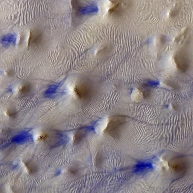 A Agência Espacial Europeia e a Agência Espacial Russa Roscosmos divulgaram uma imagem da Cratera de Hoke, registrada pela sonda TGO, em Marte.<!-- NICAID(15015689) -->