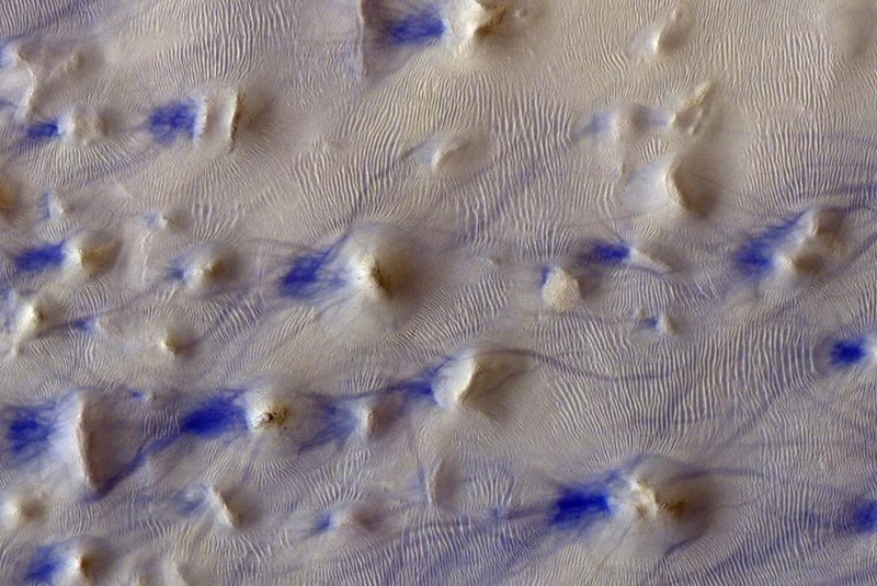 A Agência Espacial Europeia e a Agência Espacial Russa Roscosmos divulgaram uma imagem da Cratera de Hoke, registrada pela sonda TGO, em Marte.<!-- NICAID(15015689) -->