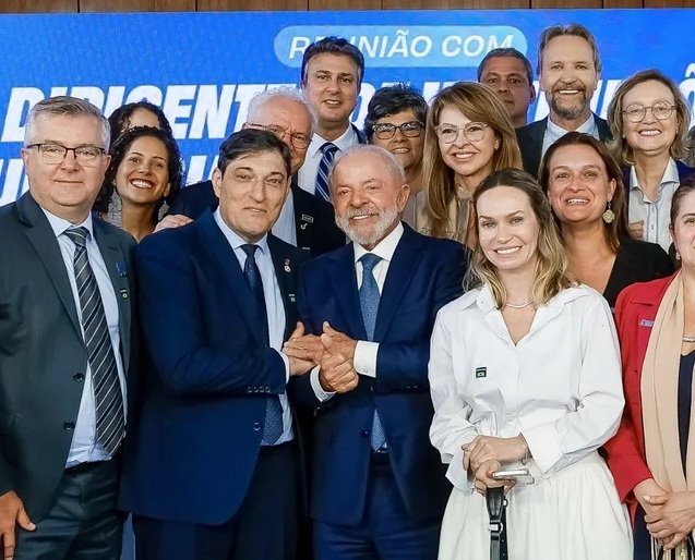 Reitor da UCS aparece ao lado do presidente Lula em ato da san&ccedil;&atilde;o da Lei das Comunit&aacute;rias