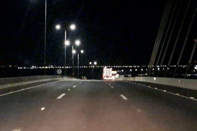 Postes de luz na Rodovia do Parque voltam a funcionar<!-- NICAID(15738369) -->