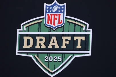 GREEN BAY, WISCONSIN - APRIL 24: A general view of the Draft logo is seen prior to the first round of the 2025 NFL Draft at Lambeau Field on April 24, 2025 in Green Bay, Wisconsin.   Michael Reaves/Getty Images/AFP (Photo by Michael Reaves / GETTY IMAGES NORTH AMERICA / Getty Images via AFP)<!-- NICAID(16024097) -->
