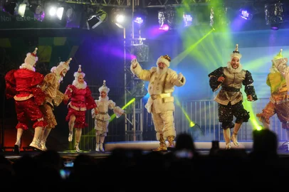 CAXIAS DO SUL, RS, BRASIL, 25/11/2023. Grande Espetáculo de Natal, evento que abre a programação natalina em Caxias do Sul, realizado na Rua Sinimbu, em frente a Lojas Magnabosco. (Bruno Todeschini/Agência RBS)Indexador: BTK<!-- NICAID(15608875) -->