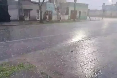 Chuva em Rio Grande na madrugada deste sábado<!-- NICAID(16093226) -->