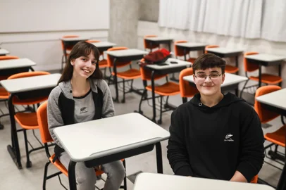 PORTO ALEGRE, RS, BRASIL - 2024.08.20 - Lições da enchente para os estudantes. Na foto, Hayden Cesar Frank e Isabela Vauthier Gonçalves. (Foto: Renan  Mattos/ Agência RBS)<!-- NICAID(15846110) -->