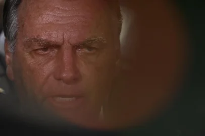 BOLSONARO FALA SOBRE LICENÇA DO EDUARDODF - BOLSONARO/FALA SOBRE LICENÇA DO EDUARDO - POLÍTICA - Foto, Ex-presidente Jair Bolsonaro. Nesta terça (18) o Ex-presidente Jair Bolsonaro fala com a imprensa sobre a licença do filho Eduardo Bolsonaro e o julgamento no STF referente a denuncia da trama golpista da PGR. 18/03/2025 - Foto: TON MOLINA/FOTOARENA/FOTOARENA/ESTADÃO CONTEÚDOEditoria: POLÍTICALocal: BRASÍLIAIndexador: TON MOLINAFonte: 2708091Fotógrafo: FOTOARENA<!-- NICAID(16001609) -->