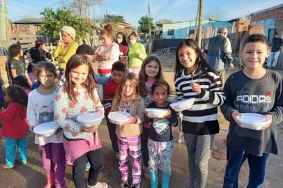 PORTO ALEGRE/ RS - Grupo Peregrinos Revolucionários entrega doações a crianças no Timbaúva. Divulgação.