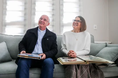 Neimar De Cesero / Agencia RBS CAXIAS DO SUL, RS, BRASIL, 18/08/2026. Reportagem sobre os diáconos permanentes, ordenados pela Diocese de Caxias do Sul em agosto de 2026. É a primeira turma da Escola Diaconal São Filipe, instituída em 2022 por Dom José Gislon, bispo diocesano. Entrevistas com o diácono Marco Antônio Gonçalves, 61 anos, com a esposa dele, Silvia Teresinha Gonçalves, 62 anos, e com o padre Leonardo Inácio Pereira, coordenador diocesano de pastoral, Vigário geral da Diocese e diretor da Escola Diaconal São Filipe. (Neimar De Cesero/Agência RBS)Indexador: Neimar De Cesero<!-- NICAID(16347917) -->