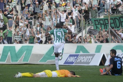 CAXIAS DO SUL, RS, BRASIL, 08/09/2013. Juventude x Londrina, jogo válido pelas oitavas de final do Campeonato Brasileiro 2013 da série D, disputado no estádio Alfredo Jaconi. Comemoração do gol do Juventude marcado pelo atacante Zulu. (Juan Barbosa/Pioneiro)<!-- NICAID(9753487) -->