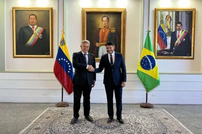 **FOTOGRAFIA INDEXADA A PEDIDO DE RICARDO DUREN**No que significa um primeiro passo para a normalização das relações binacionais, o vice-ministro para a América Latina do Ministério do Poder Popular para as Relações Exteriores, Rander Peña, recebeu nesta quarta-feira, no Aeroporto Internacional Simón Bolívar, uma delegação enviada pelo Governo do Brasil , chefiada pelo Encarregado de Negócios designado em Caracas, Flávio Macieira.<!-- NICAID(15336271) -->