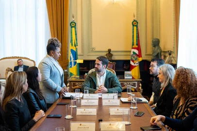 PORTO ALEGRE, RS – 18.06.2025 – O governador Eduardo Leite recebeu, no Palácio Piratini, representantes da Procuradoria Especial da Mulher da Assembleia Legislativa para a formalização da apresentação do colegiado. Participaram da agenda as deputadas Nadine Anflor, Silvana Covatti, Patrícia Alba, Eliana Bayer, Adriana Lara, Bruna Rodrigues, Kelly Moraes, Laura Sito, Luciana Genro, Sofia Cavedon e Stela Farias, além do deputado Frederico Antunes. A reunião reforçou o compromisso do governo com o enfrentamento à violência de gênero e a valorização das políticas públicas voltadas às mulheres no Rio Grande do Sul.<!-- NICAID(16062746) -->