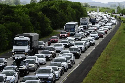 Fotos do dia 02.01.2020PORTO ALEGRE, RS, BRASIL 05/01/2020-Congestionamento na freeway devido a um acidente.(Foto: Ronaldo Bernardi / Agencia RBS)<!-- NICAID(14377156) -->
