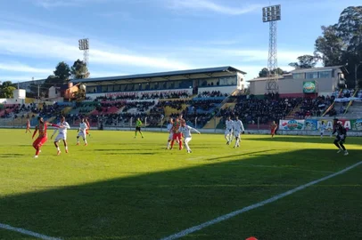 Com dois gols de Vinícius Spaniol, o Fundo garante primeira vitória na Divisão de o<!-- NICAID(16050400) -->