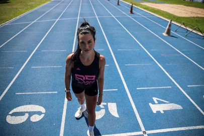 Brenda Cardoso Gil, 27 anos, fissurou ossos da perna ao praticar corrida em excesso, por conta própria.Indexador: DF<!-- NICAID(15999838) -->