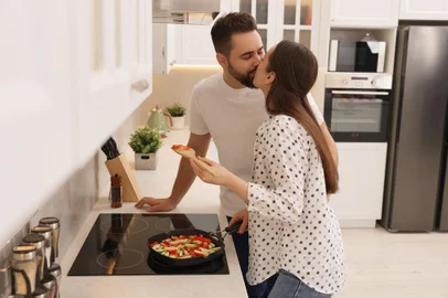 Casal cozinhando - Foto: New Africa/stock.adobe.comIndexador: Olga YastremskaFonte: 750166730<!-- NICAID(15812117) -->