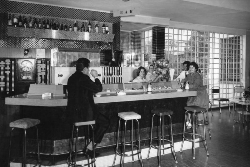 Interior da Casa Prataviera nos anos 1950. Bar e café localizado na entrada da loja pela Av. Júlio de Castilhos. casa foi fundada pelos empresários Francisco Alberti, Raymundo Alberti e João Prataviera.<!-- NICAID(12523238) -->