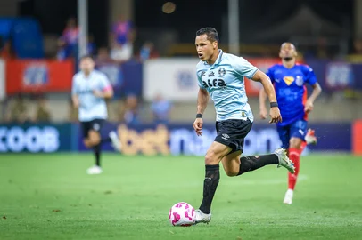 RS - FUTEBOL/CAMPEONATO BRASILEIRO 2025/GREMIO X BAHIA  - ESPORTES - Lance da partida entre Gremio e Bahia disputada na noite deste domingo, na Arena Fonte Nova, em Salvador, valida pela Campeonato Brasileiro 2025. FOTO: LUCAS UEBEL/GREMIO FBPA<!-- NICAID(16149707) -->