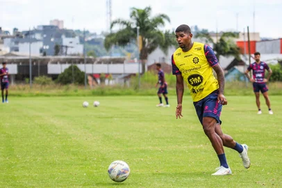 Atacante Gabriel Lima treina com elenco para o Gauchão<!-- NICAID(15951628) -->