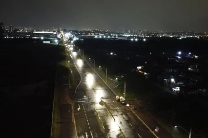 Ampliação da Avenida Severo Dullius ganha iluminação. Foto: Engenheiro Helio Oliveira / Prefeitura de Porto Alegre / Divulgação<!-- NICAID(15543637) -->