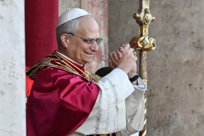 Newly elected Pope Leo XIV, Robert Francis Prevost (L) gestures on the main central loggia balcony of the St Peter's Basilica, after the cardinals ended the conclave, in The Vatican, on May 8, 2025. Robert Francis Prevost was on Thursday elected the first pope from the United States, the Vatican announced. A moderate who was close to Pope Francis and spent years as a missionary in Peru, he becomes the Catholic Church's 267th pontiff, taking the papal name Leo XIV. (Photo by Andrej ISAKOVIC / AFP)Editoria: RELLocal: Vatican CityIndexador: ANDREJ ISAKOVICSecao: popeFonte: AFPFotógrafo: STF<!-- NICAID(16032943) -->
