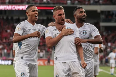 PR - BRASILEIRO A 2023, ATHLETICO-PR X GRÊMIO - ESPORTES - PR - CURITIBA - 27/05/2023 - BRASILEIRO A 2023, ATHLETICO-PR X GRÊMIO - Bruno Uvini jogador do Grêmio comemora seu gol com jogadores do seu time durante partida contra o Athletico-PR no estádio Arena da Baixada pelo campeonato BRASILEIRO A 2023. 27/05/2023 - Foto: ROBSON MAFRA/AGIF - AGÊNCIA DE FOTOGRAFIA/AGIF - AGÊNCIA DE FOTOGRAFIA/ESTADÃO CONTEÚDO<!-- NICAID(15440328) -->