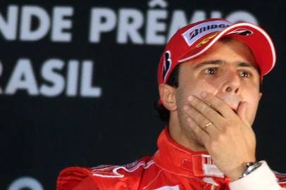 Brazilian Formula One driver Felipe Massa of Ferrari gestures in the podium after winning the Brazilian Gran Prix, at the Interlagos racetrack in Sao Paulo, Brazil, on November 2, 2008. British Lewis Hamilton was crowned Formula One champion after finishing fifth in the race.    AFP PHOTO/ORLANDO KISSNER (Photo by ORLANDO KISSNER / AFP)Editoria: SPOLocal: Sao PauloIndexador: ORLANDO KISSNERSecao: motor racingFonte: AFP<!-- NICAID(15394390) -->