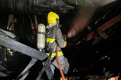 Incêndio destrói casa no bairro Jardim dos Pampas, em Vacaria. Bombeiros atenderam chamado por volta das 21h15min desta quinta-feira. Ninguém se feriu.<!-- NICAID(16205187) -->