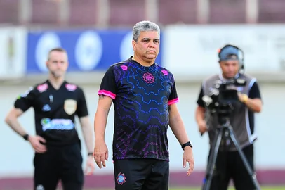 CAXIAS DO SUL, RS, BRASIL, 21/02/2026. Caxias x São Luiz de Ijuí. Gauchão 2026 - Fase Troféu Farroupilha. Jogo válido pela semifinal do Campeonato Gaúcho realizado no estádio Francisco Stédile (estádio Centenário). O Caxias acabou desclassificado nas cobranças de penalidades. Técnico do Caxias, Marcelo Cabo. (Porthus Junior/Agência RBS)<!-- NICAID(16230105) -->