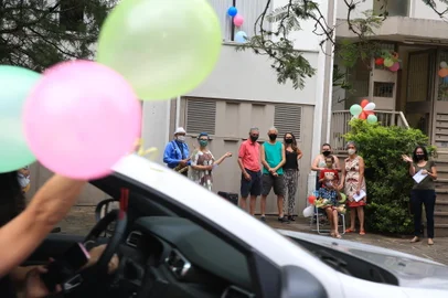 CAXIAS DO SUL, RS, BRASIL, 11/04/2021 -  A ideia da família de Ezilda Teixeira Albino promete movimentar a Rua Garibaldi, no bairro Pio X, em Caxias do Sul, neste domingo (11), a partir das 14h30min. Em frente ao prédio dela, no entroncamento com a Rua José Soares de Oliveira, alguns parentes, amigos e vizinhos estarão comemorando seus 102 anos de idade, completados na quinta-feira (8), em forma de carreata e ao som de um saxofone. (Marcelo Casagrande/Agência RBS)<!-- NICAID(14755354) -->